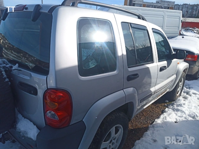 Jeep Cherokee Liberty KJ 2.4 бензин, 4x4, ръчни скорости, снимка 3 - Автомобили и джипове - 53644335