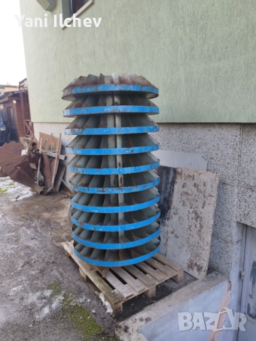 Въртящ се масивен стилаж, снимка 2 - Стелажи и щандове - 53695820