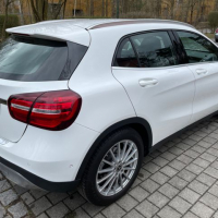 Mercedes-Benz GLA 180 7G-DCT, снимка 2 - Автомобили и джипове - 36442510