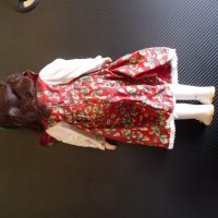 Порцеланова кукла с червена рокля на цветя готина, снимка 5 - Други ценни предмети - 21042503