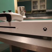 ОТЛИЧЕН Xbox One S + Fortnite, с 4K UHD Blu-ray с АКАУНТ и МНОГО ИГРИ 1TB, по-добър от Playstation 4, снимка 1 - Xbox конзоли - 39105913