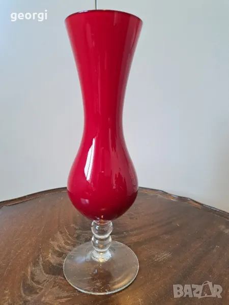 винтидж ваза от рубинено стъкло с прозрачен пиедестал     1/1, снимка 1