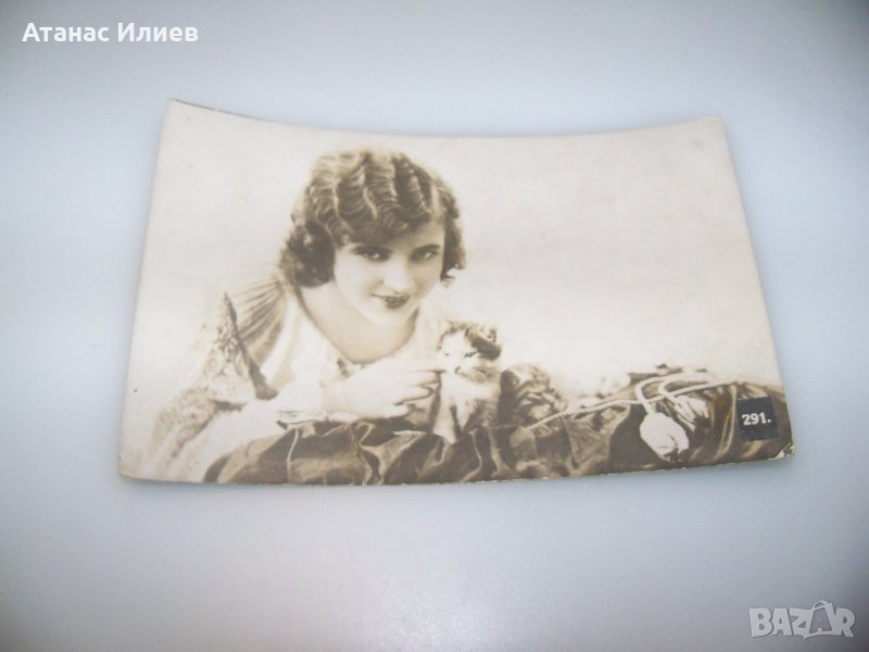 Момиче с котенца, стара романтична картичка, снимка 1