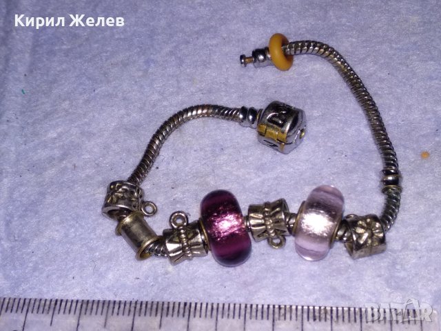 КРАСИВА МОДНА БРОНЗОВА АРТ ГРИВНА с ПОСРЕБРЯВАНЕ КРИСТАЛИ и НАДПИС PANDORA 38672, снимка 9 - Гривни - 41682268