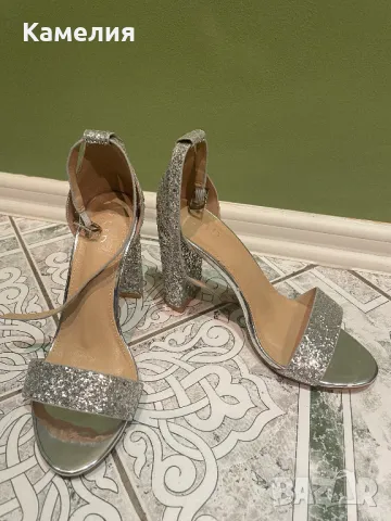 Брокатени обувки на ток, снимка 2 - Дамски обувки на ток - 49380135