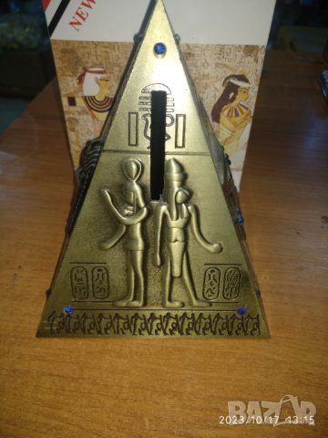 Метална касичка-пирамида,с египетски мотиви12\10см