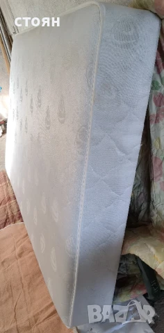 Продавам матрак 120/190см с фиксирана дървена подматрачна рамка