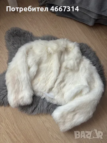 Бяло късо пухено палтенце