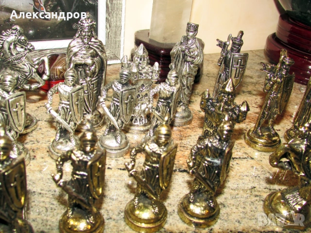 32 метални фигурки