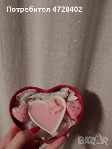 Подаръчна 🎁 кутия  ❤️: свещ с аромат "Сандалово дърво и черен Пипер" + два саше за шкафове 