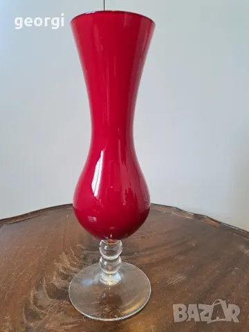 винтидж ваза от рубинено стъкло с прозрачен пиедестал     1/1