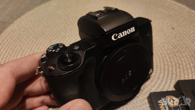 Canon EOS M50 + допълнителна батерия, 128 GB карта., снимка 2 - Фотоапарати - 53611031