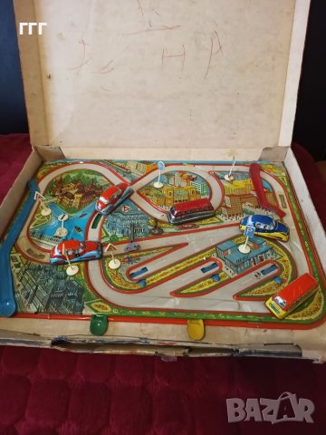 Стара метална игра с колички