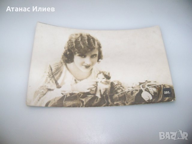 Момиче с котенца, стара романтична картичка, снимка 1 - Филателия - 44342879