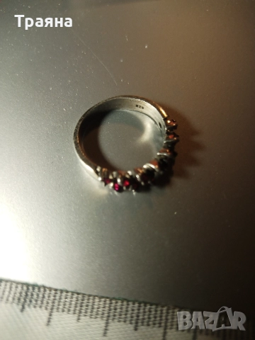 Дамски сребърен пръстен с червени циркони 