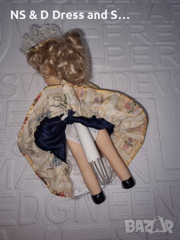 Порцеланова кукла с стойка , снимка 4 - Антикварни и старинни предмети - 34154523
