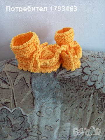 Ръчно плетени бебешки терлички, снимка 1 - Бебешки чорапи - 44444686
