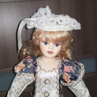 Порцеланова кукла със стойка , снимка 3 - Кукли - 44451624