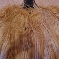Палто ново с косъм на Guess, S, снимка 6 - Палта, манта - 41084880