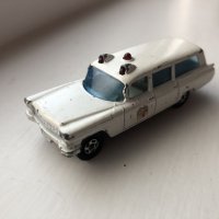 Метална количка Matchbox S&S Cadillac Ambulance - Superfast в мащаб 1:87, снимка 1 - Колекции - 39834057