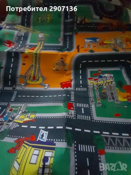 Килимче с улици, знаци, кръстовища- град с пет коли,размери на килимчето 80см.на70см., снимка 1