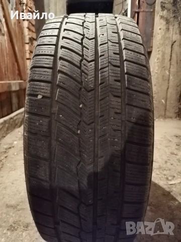 Продавам 1 брой зимна гума 215.50.17 , снимка 2 - Гуми и джанти - 53825414