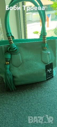 Дамска чанта среден размер, изработена от висококачествена еко
кожа в морско зелен цвят