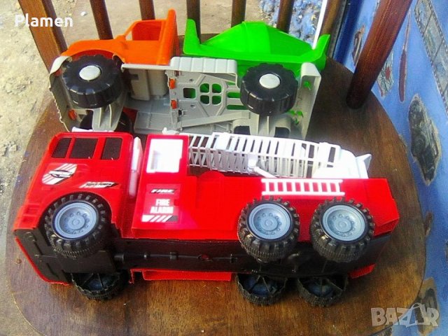 Две пластмасови камиончета пожарна и бетоновоз, снимка 3 - Коли, камиони, мотори, писти - 39150357