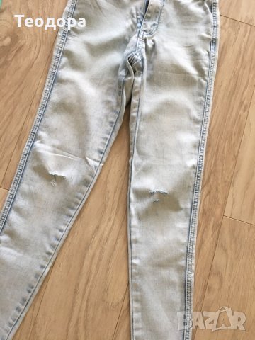 Еластични тънки дънки, накъсани р.134, снимка 1 - Детски панталони и дънки - 34173350