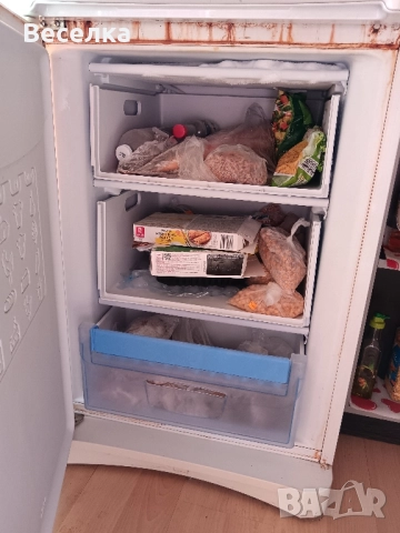 Хладилник с фризер Индезит, работи само фризера , снимка 4 - Хладилници - 51503820