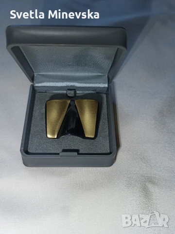 Порцеланова брошка Розентал, подписана от художника Йохан ван Луун, 1970 година 