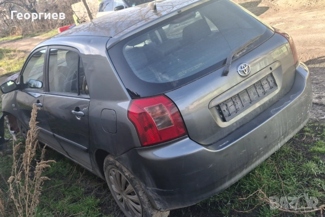Toyota Corolla 2.0 D4D 90PS - ударена, снимка 2 - Автомобили и джипове - 53498125