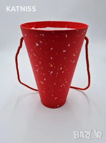 Червена кутия тип кашпа с червени връзки 