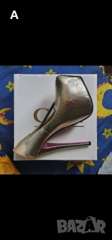 Елегантни златни обувки, снимка 2 - Дамски обувки на ток - 52957655