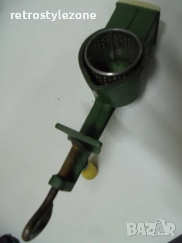 № стара метална / чугунена мелничка за орехи / ядки  - соц.период / Румъния /, снимка 3 - Други ценни предмети - 49817859