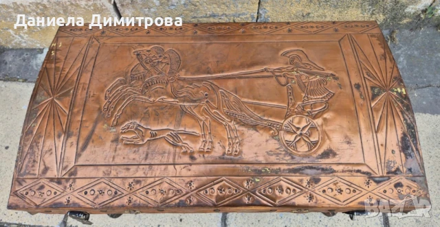 Масивен сандък с меден обков, релефни гръцки мотиви, снимка 2 - Антикварни и старинни предмети - 51269757