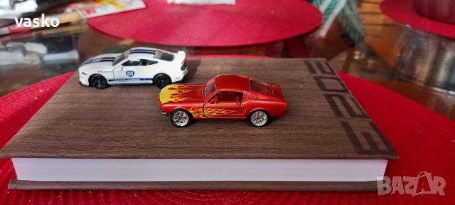 МУСТАНГ-Мажорет 1:64, снимка 2 - Колекции - 39659554