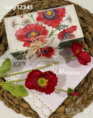 Дървена кутия с 6 пръстена за салфетки с макове и маргаритки !