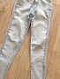 Еластични тънки дънки, накъсани р.134, снимка 1 - Детски панталони и дънки - 34173350