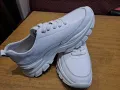 Продавам спортни бели обувки/маратонки/, естествена кожа отвън и вътре. Неразличими от нови, снимка 1