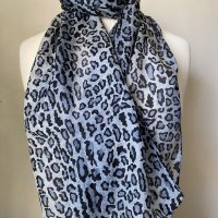 Копринен шал в леопардов, сив принт, снимка 1 - Шалове - 38408709