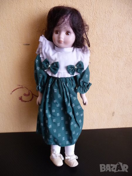 Порцеланова кукла със зелена рокля и панделки готина, снимка 1