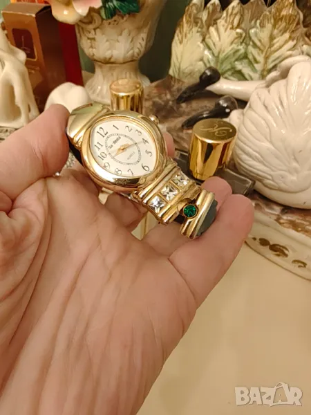 Красив позлатен часовник ,кожена каишка ,камъни , снимка 1