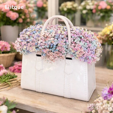 Нежна и стилна аранжировка с пухкава гипсофила в пастелни цветове, подредена в елегантна чанта