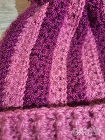 Ръчно плетена шапка двуцветна модел снежинки, снимка 3 - Шапки - 52693193