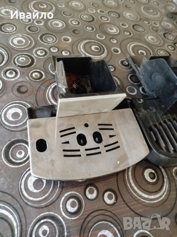 Две тавички с решетка и кош за делонги 