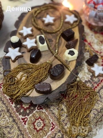 Един винтидж разкош⚜️ Всяка дама ще бъде впечатляваща с него Дължина с пискюли-127 см Цена-45 лв/23 