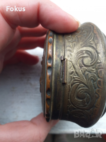 Стара кована бронзова кутийка с коприна маркировка, снимка 2 - Антикварни и старинни предмети - 36129081