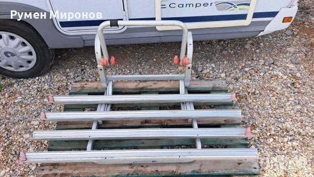 Продавам сгъваем багажник за четири колела. 