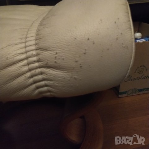 Стол нисък кожа и масив от края на 60  те год намален , снимка 7 - Дивани и мека мебел - 41879117